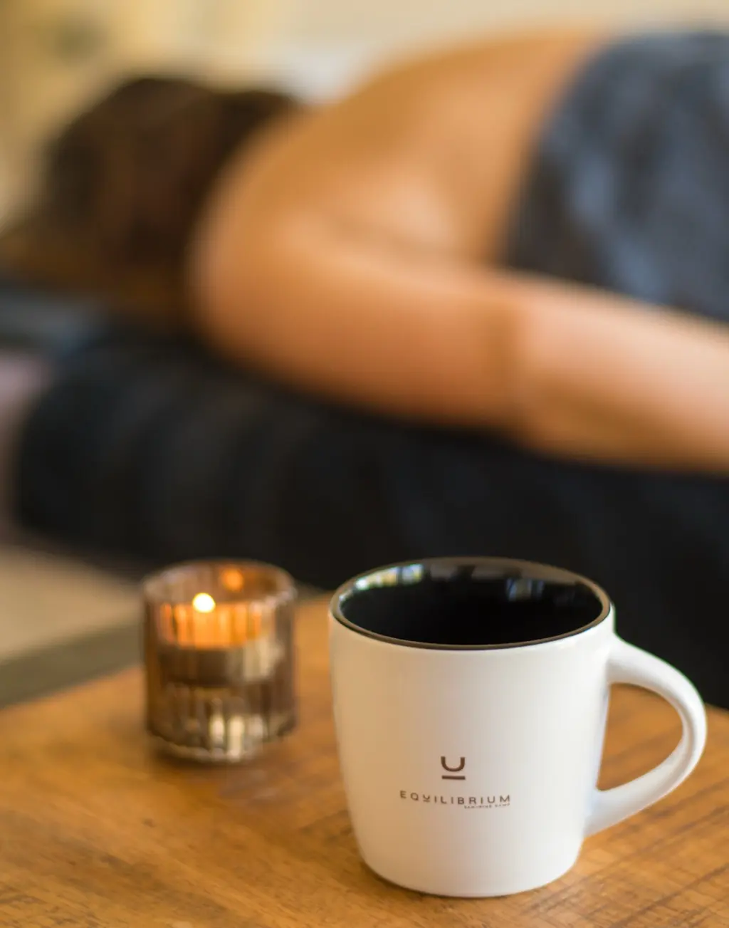 Tasse Equilibrium et bougie posées dans le cabinet, à l'issue d'une séance